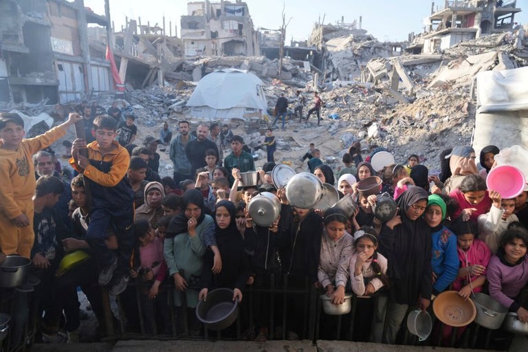 Palestinesi in attesa di cibo.jpg