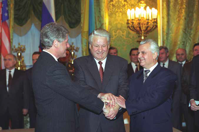 Presidents_after_signing_the_Trilateral_Statement,_Moscow,_1994.png